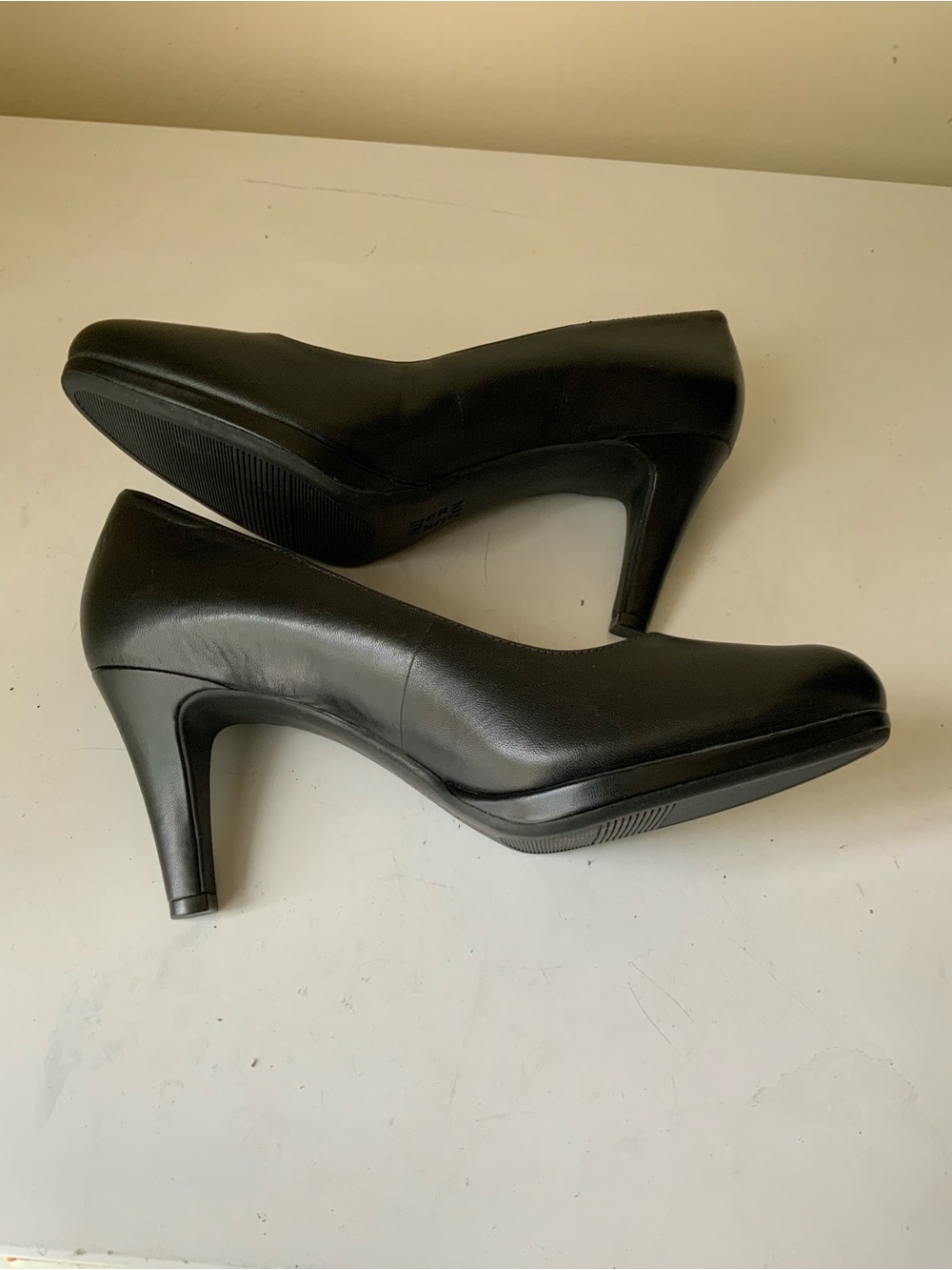 Naturalizer Black Leather Classic Round-Toe Heels - Picture 7 of 8